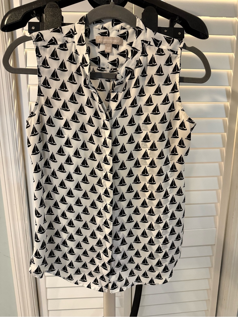 Banana Republic Sleeveless Sailboat Print Button-Down Top - White/Black